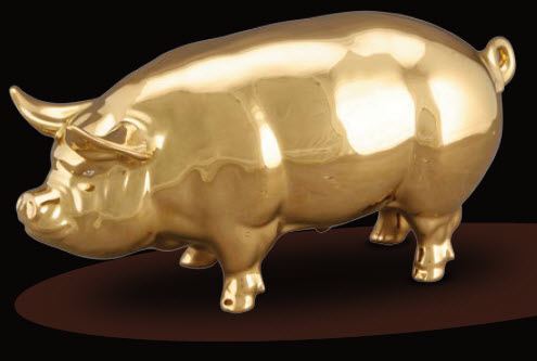 Позолоченная керамическая фигурка Pig от Ahura — интересный объект в доме